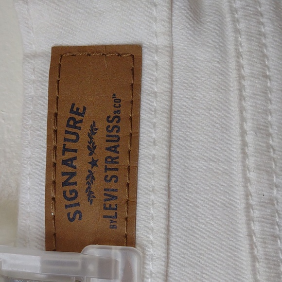 Levi's Signature White Modern Skinny 5 Pocket Folded Hem Jean Shorts - Picture 6 of 7